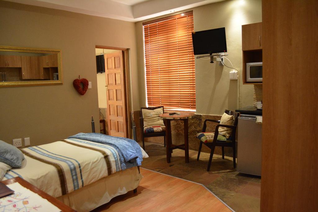 Le Chateau Guest House And Conference Centre Kempton Park Dış mekan fotoğraf